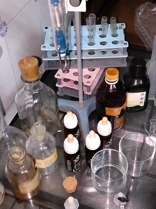 Frascos de farmácia e acessórios de laboratório