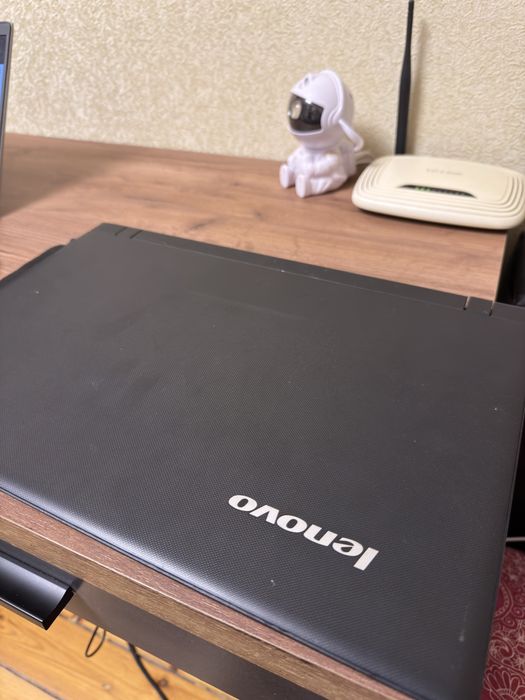 На запчастини:ноутбук Lenovo IdeaPad 100 (15iby), Intel,500Gb, 8Gb RAM