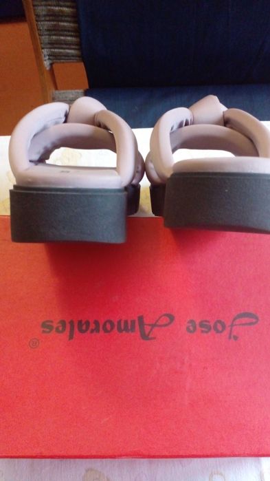 Продаются женские шлепанцы. Размер 37 на 36.