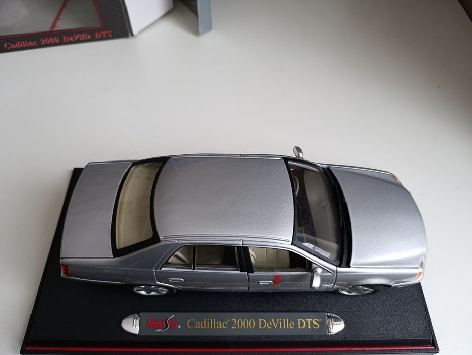Модель 1.18 Cadillac Deville DTS 2000