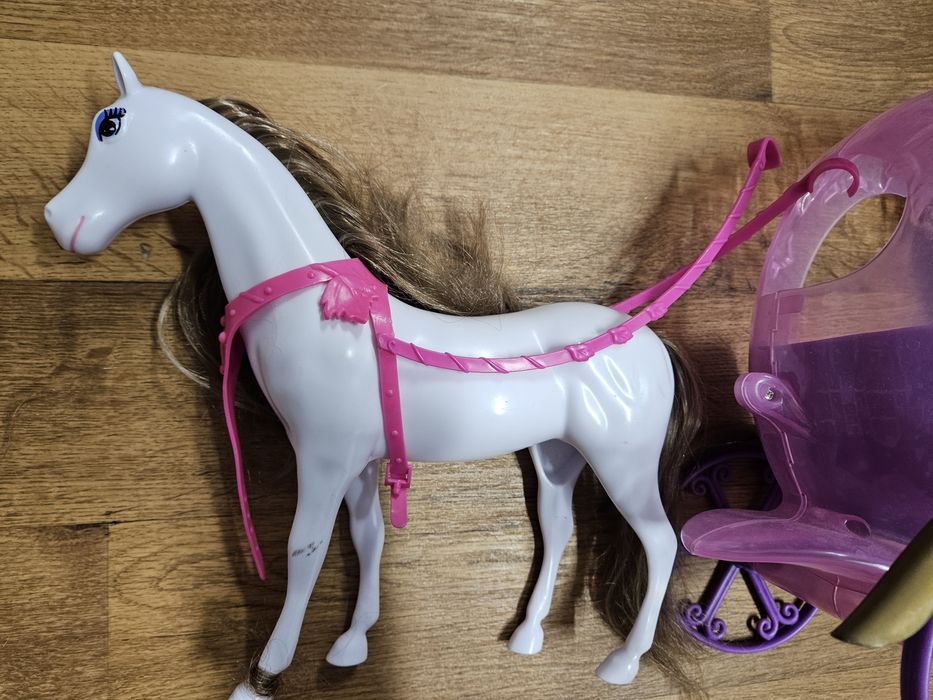 Lalka Barbie Śnieżka, koń Barbie, kareta