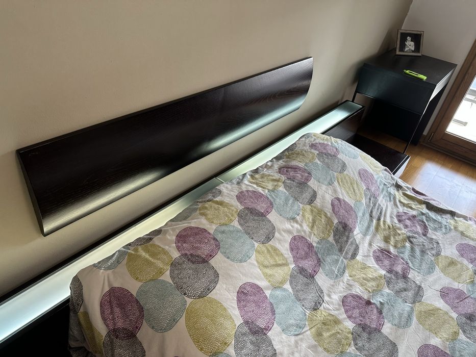 Cama de casal em madeira maciça