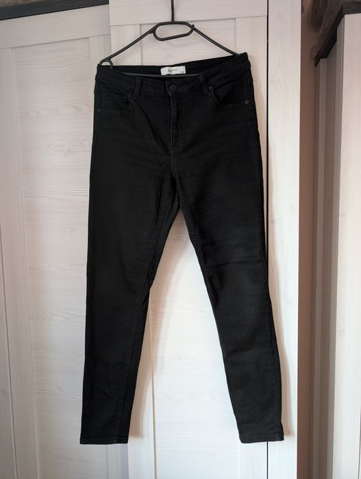 Czarne jeansy Reserved