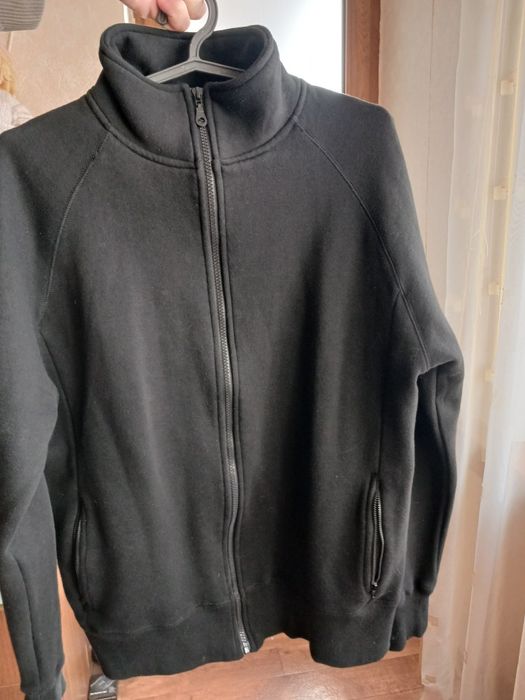 Продам теплу фірмову кофту, стан нової, розм. 46