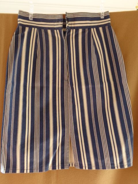 Saia travada, cor azul e creme