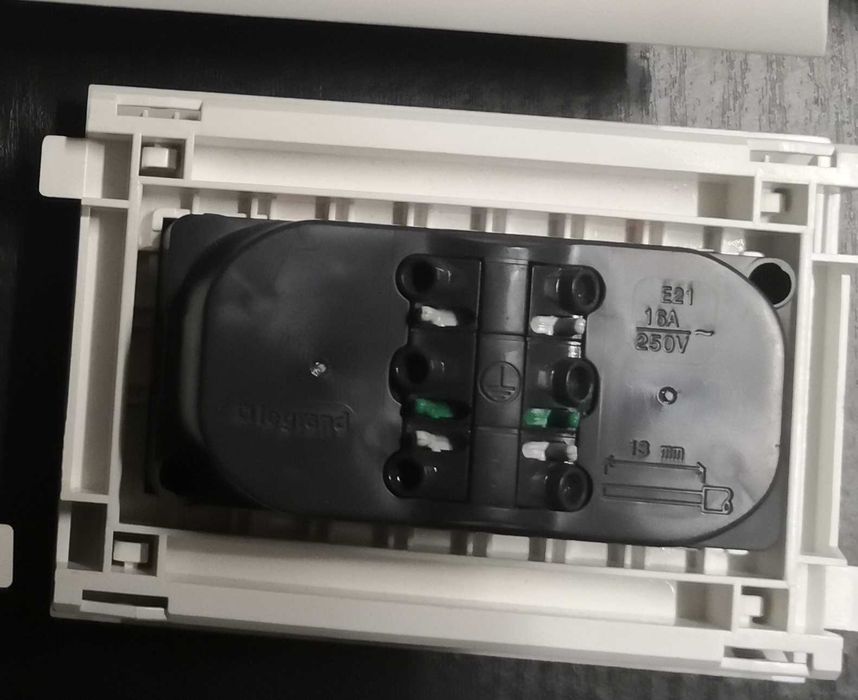 6 tomadas duplas e 1 single "Legrand"