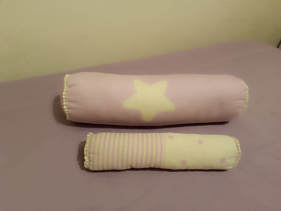 Duas almofadas rolinhos para decorar cama de menina