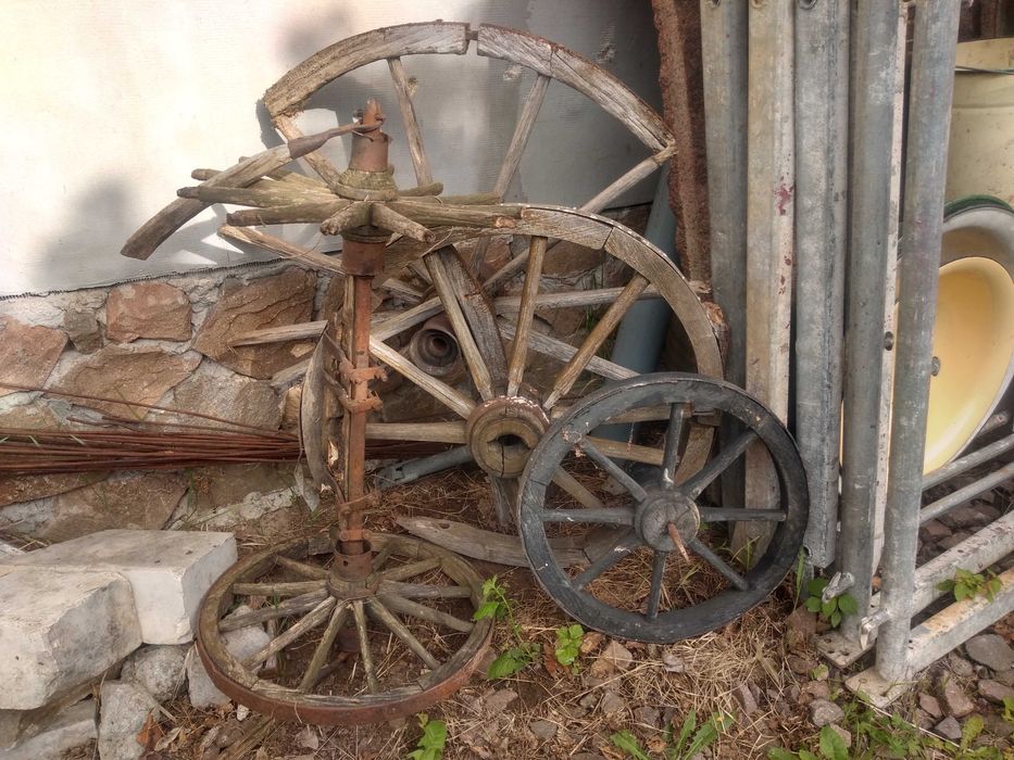 stare, rustykalne elementy dekoracji ogrodowych koło, homonto, beczka