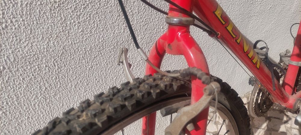Bicicleta roda 26'' a precisar manutenção
