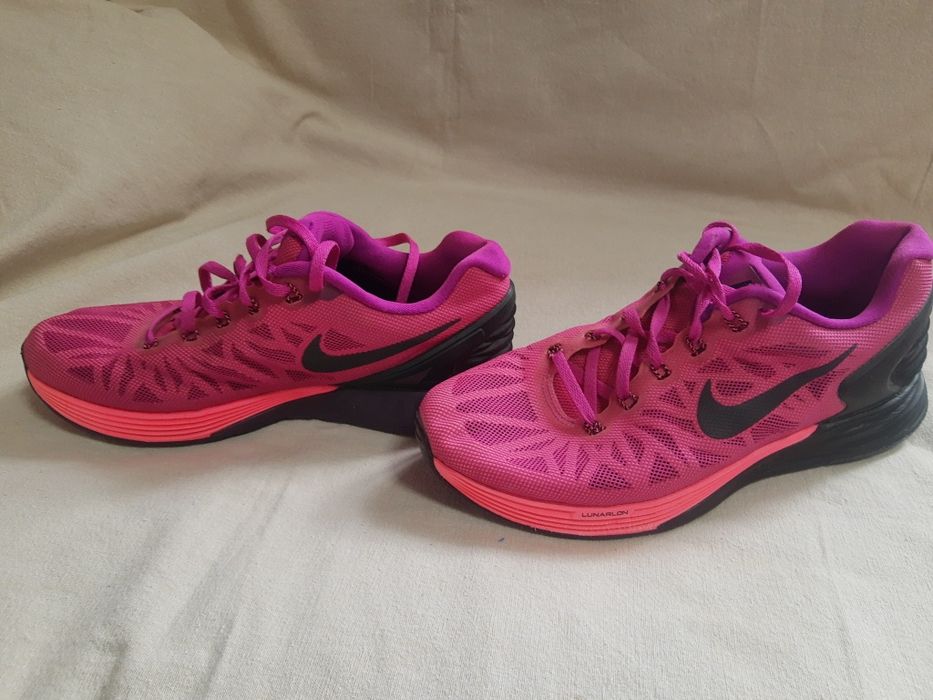 Жіночі кросівки фірми nike