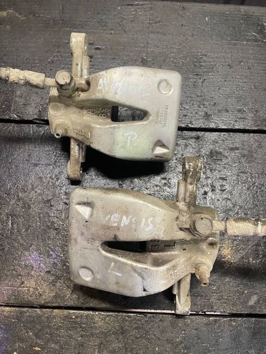 Задній супорт задні супорта toyta avensis t25 седан авенсіс тойота