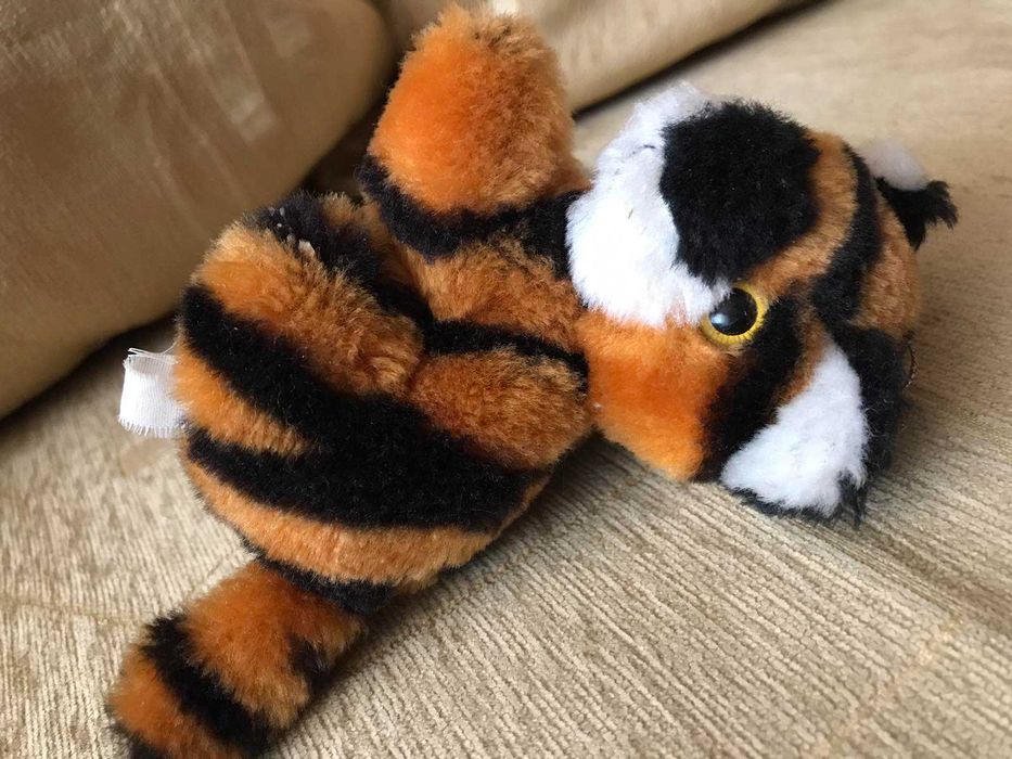 Продам мягкую игрушку тигренка с пищалкой.