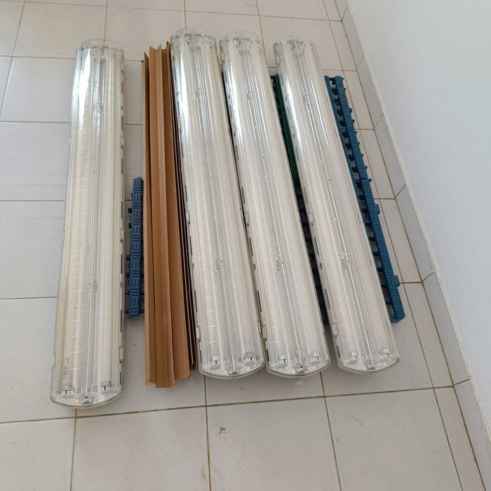 Estrutura com lâmpadas fluorescentes, estanque,