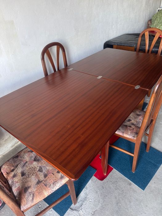 Mesa de jantar extensível + 4 cadeiras