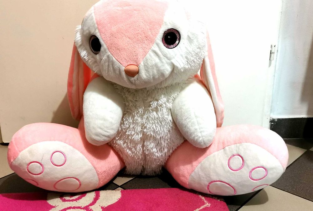 Duzy miś pluszowy, królik