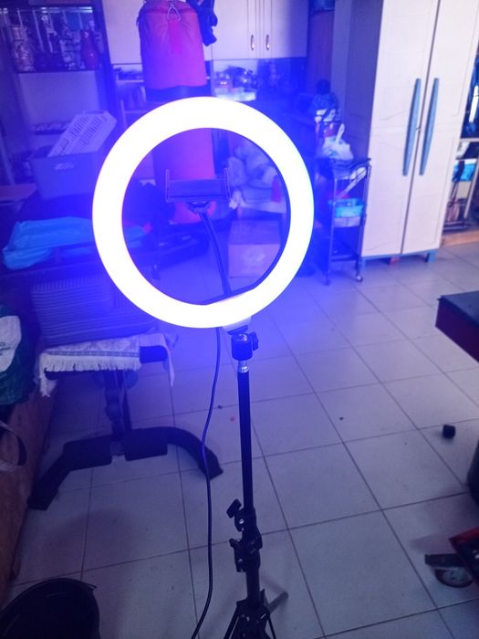Aro de luz com varias cores com tripé
