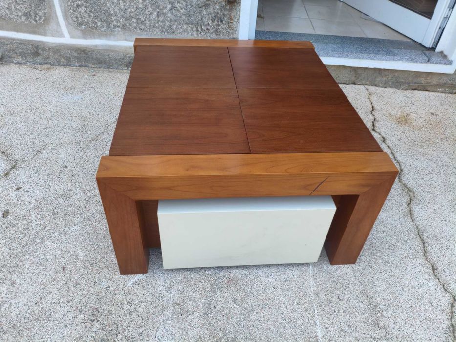 Mesa de centro com gavetas