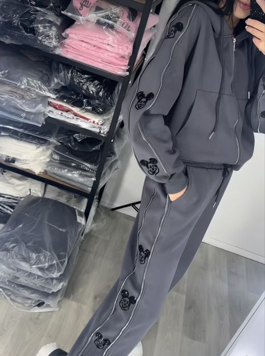 Жіночий костюм розмір M