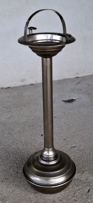 Cinzeiro com base de pé