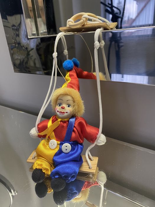 Klown klaun na huśtawce 25cm kolorowy do powieszenia