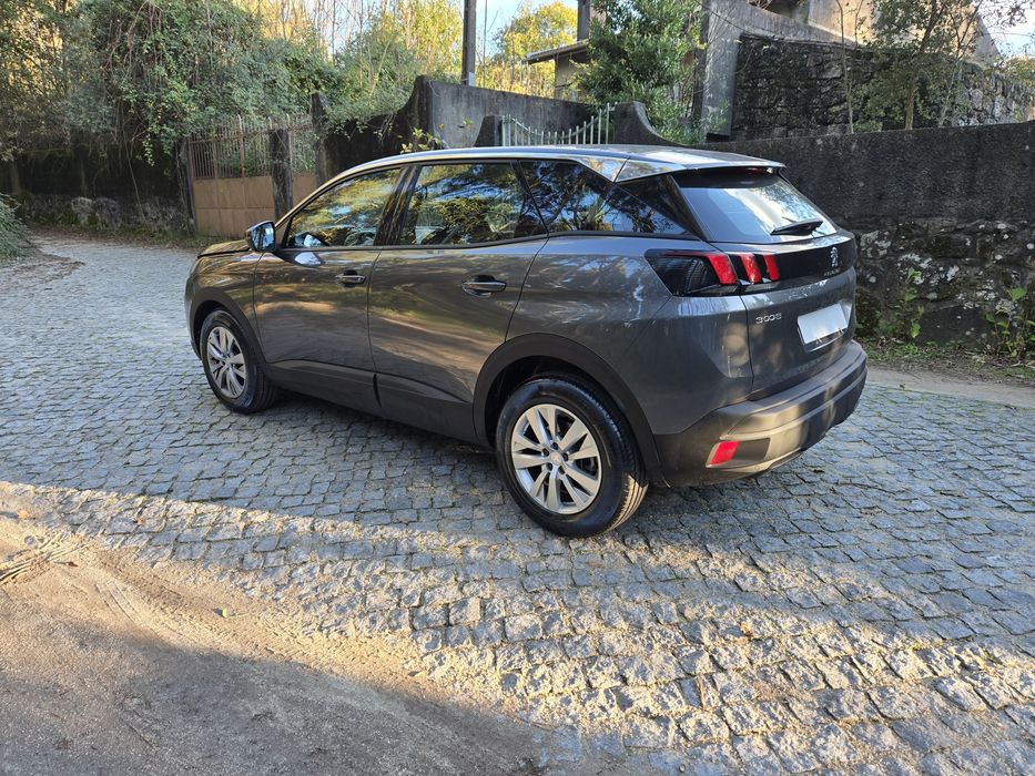 Nacional com 15mil km. Luxo e conforto num carro1 em estado impecável