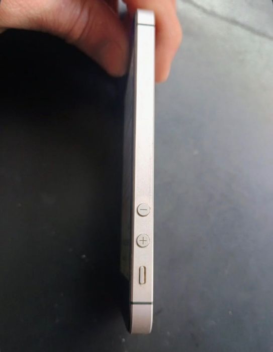 Продам мобільний телефон IPhone SE