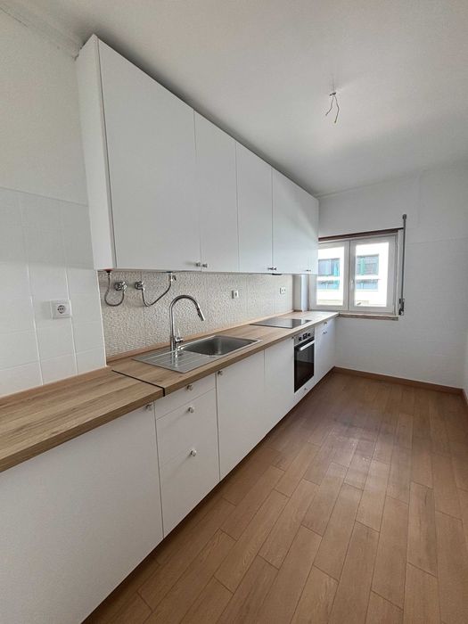 Apartamento T2 espaçoso com varanda em Santo António, Costa da Caparica