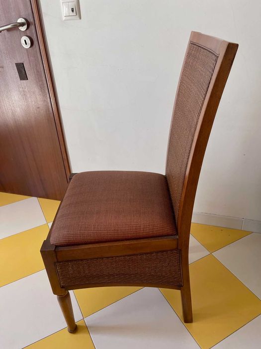 Mesa de sala ou cozinha com 4 cadeiras, usado em bom estado.