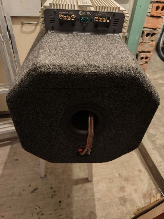 Tuba basowa ze wzmacniaczem