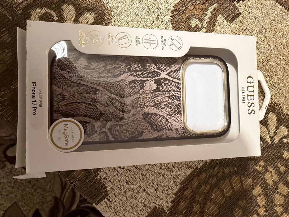 Etui Ipgone 17 Pro Guess