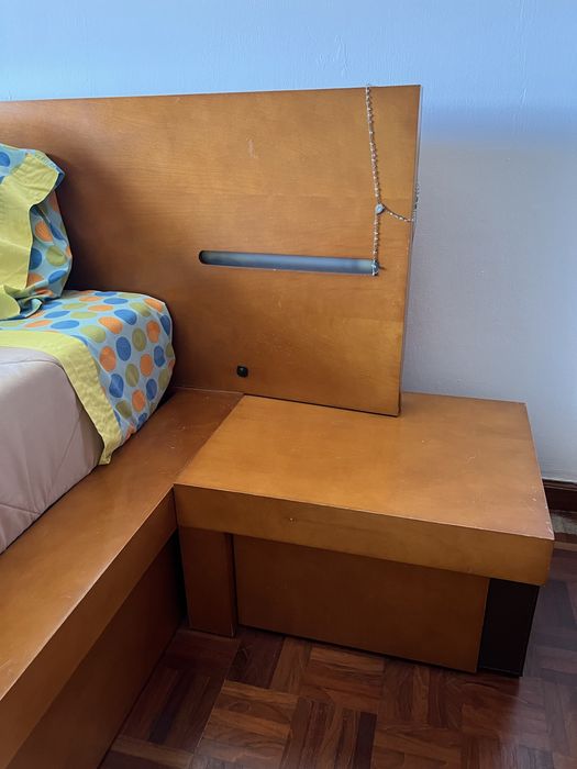 Cama de casal de madeira
