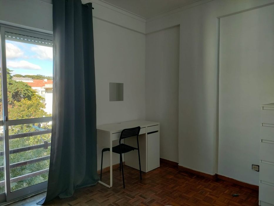 Quarto nas Mercês 5 min pé da estação
