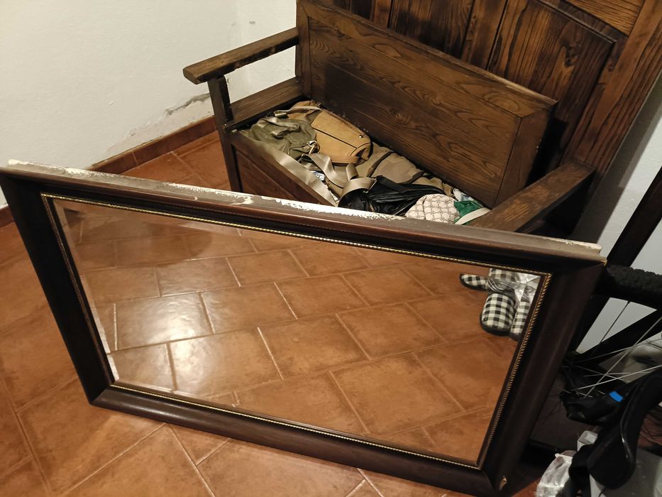 Espelho e banco com baú