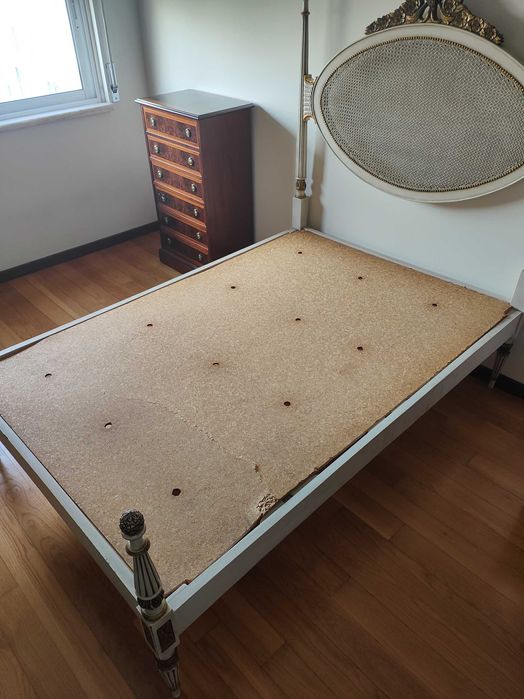 Cama single em madeira.