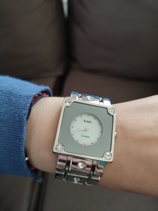Relógio Sami prateado com aplicações em brilhantes