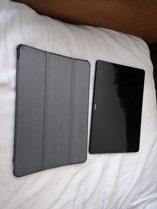Tablet Huawei com 1 ano pouco usado com capa e carregador original