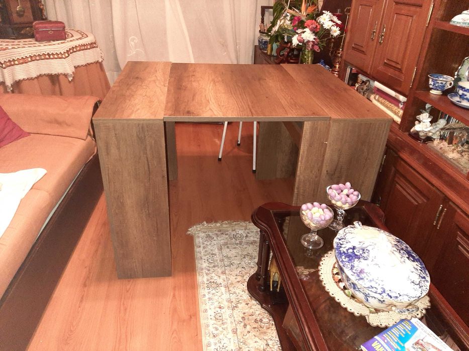 Consola que se transforma em mesa extensível