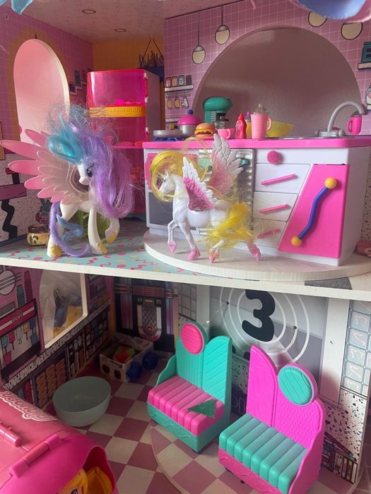 Casa de bonecas LOL grande com vários acessórios e bonecas incluídas