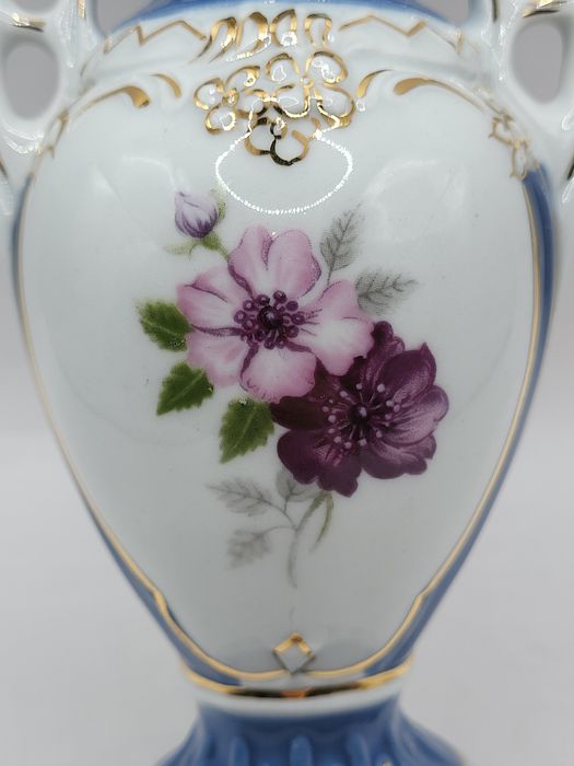 Porcelanowy wazonik Royal Dux