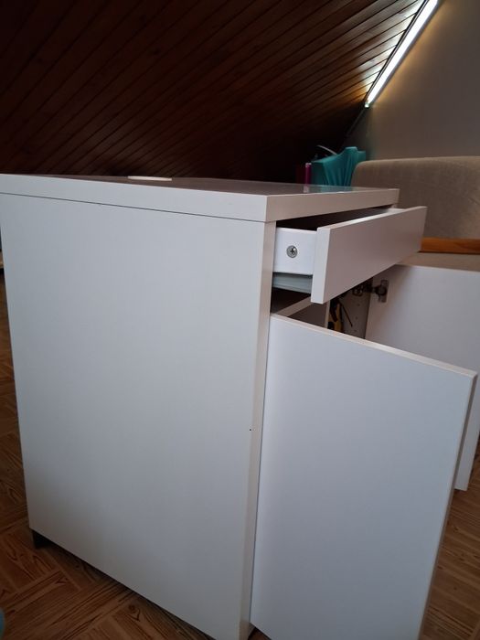 Movel branco com rodas