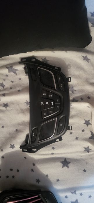 Auto radio insignia