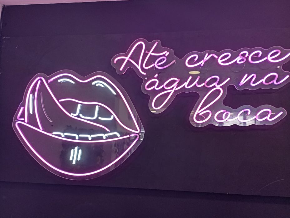 Luzes néon "Até cresce água na boca"