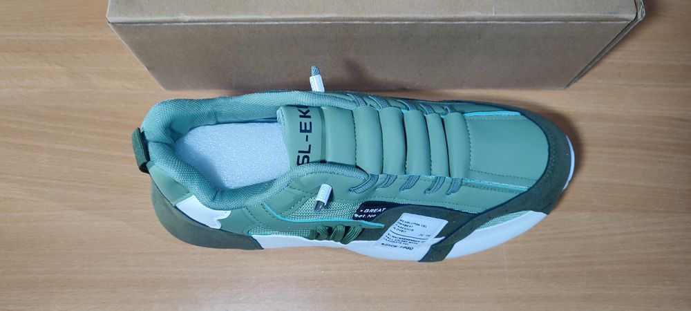 Sapatilhas de Homem. N. 43. Novas.