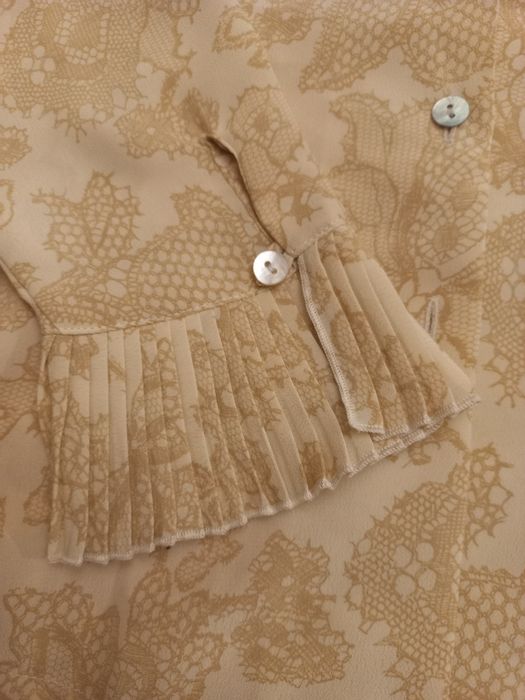 Camisa cor de mel e branca imitação de renda