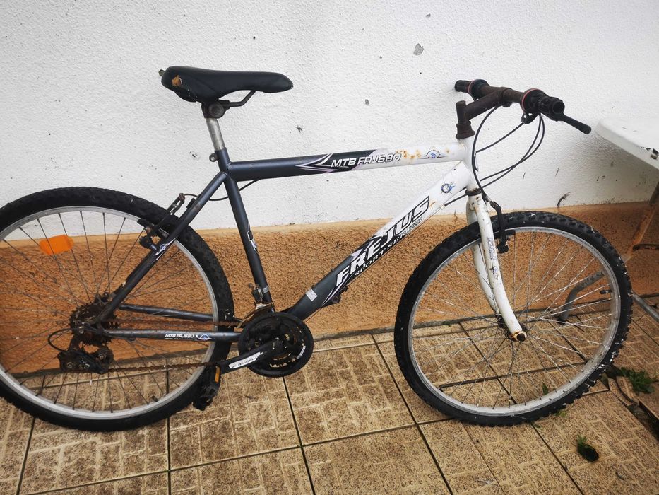 Bicicleta com bastante uso