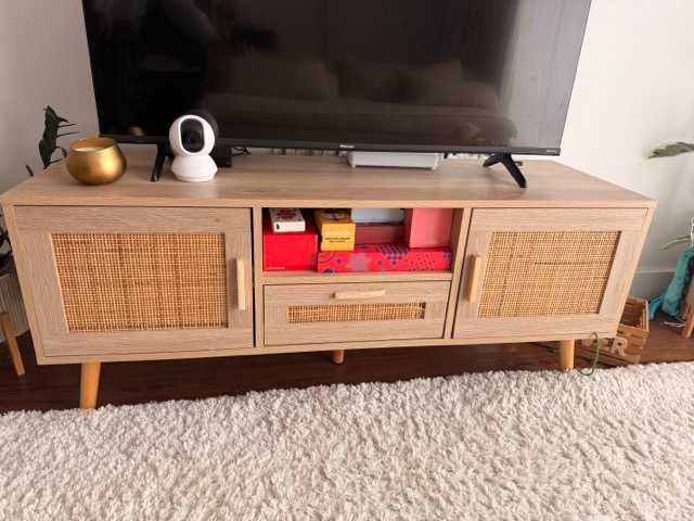 Móvel de TV da marca Klasthome em bom estado geral.