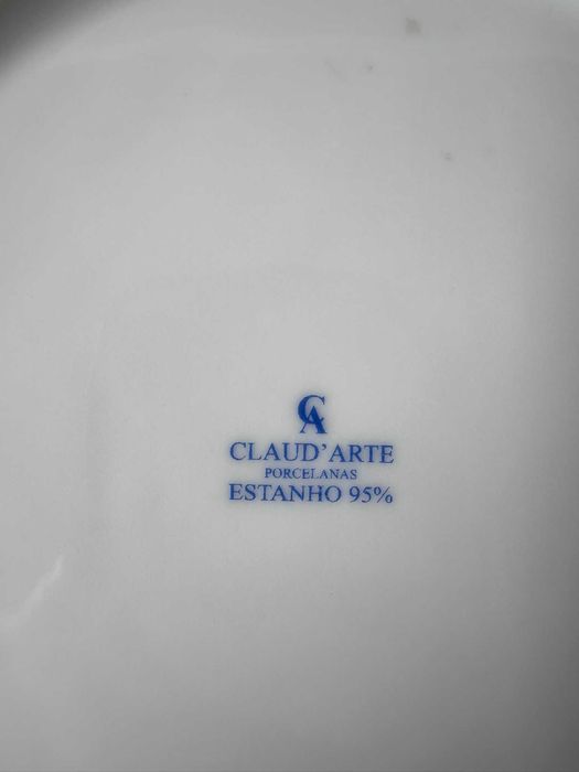 Bule / Cafeteira de Porcelana com Prato e Aplicações em Estanho - Claud'Arte