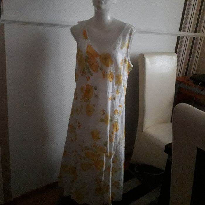 Letnia sukienka z bawełny z haftem