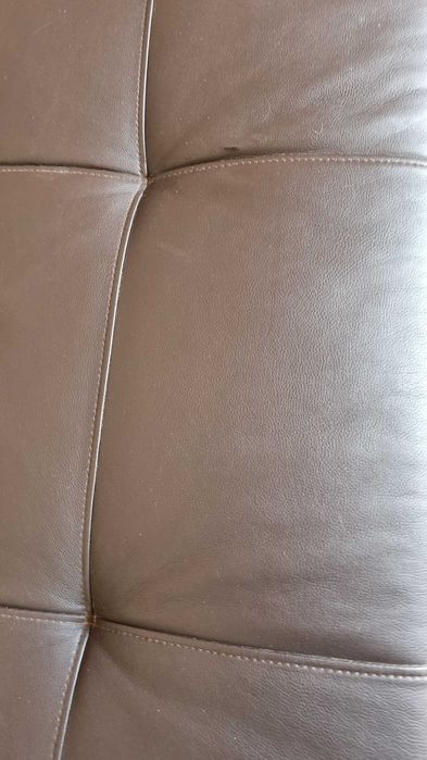 Sofá clik-clak em pele cor castanho escuro