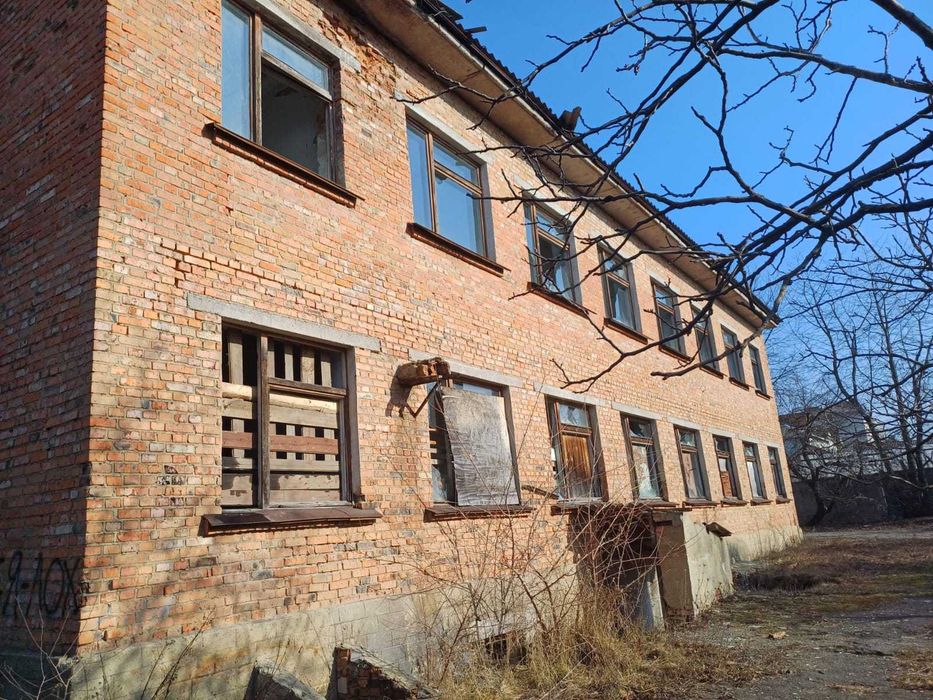 Будівля ветеринарної лабораторії 785,5 кв.м, смт. Муровані Курилівці, вул. Шевченка, 66